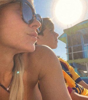 Carolina Dieckmann curte praia nos Estados Unidos com o filho caçula