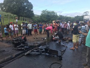 Acidente grave deixa três pessoas presas às ferragens e caminhão despedaçado na BR-101