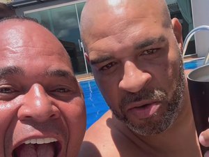 Adriano e Aloísio Chulapa postam vídeo descontraído enquanto curtem piscina em Maceió