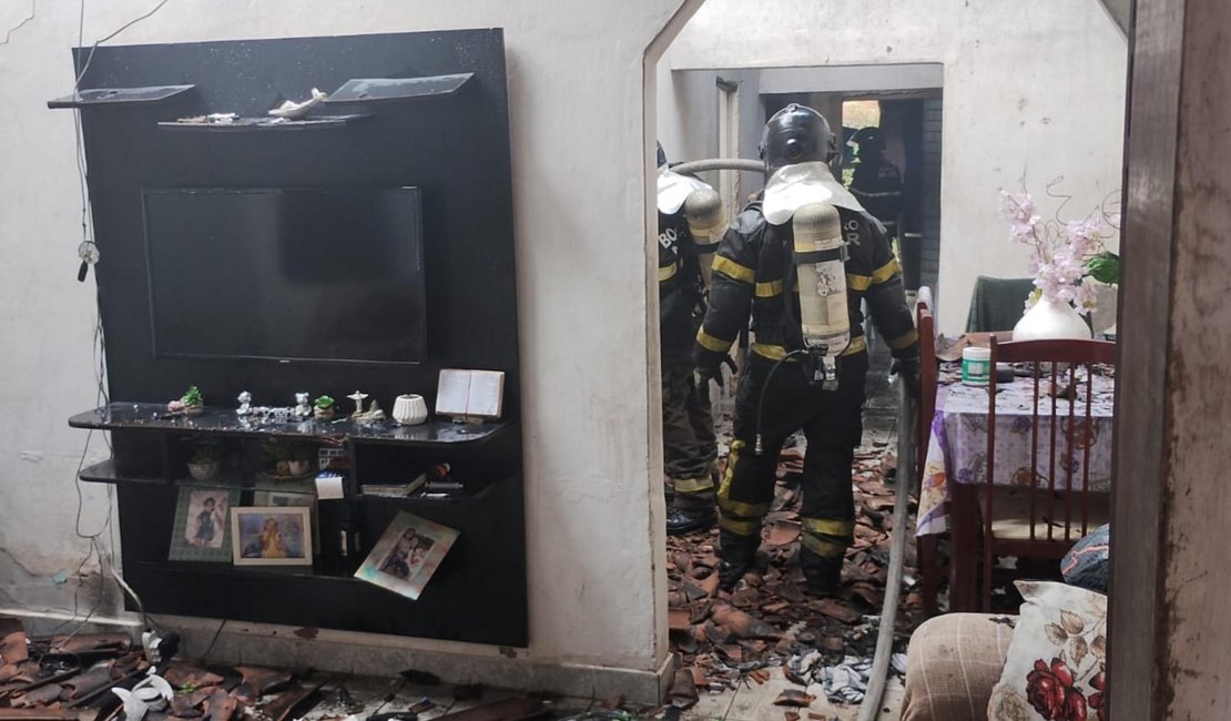 Corpo de Bombeiros combate incêndio em residência e socorre idosa em Maceió