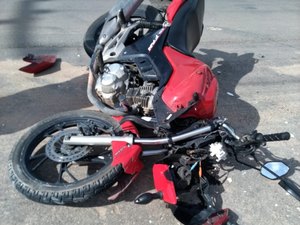 Motociclista fica ferido após colidir com carro em Marechal Deodoro
