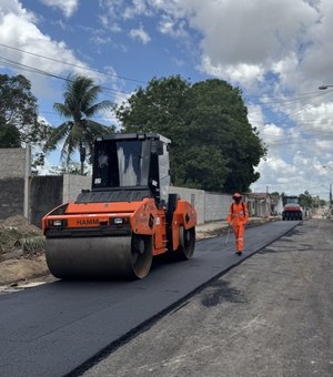 Ruas Divaldo Suruagy e Tancredo Neves recebem pavimentação no Village Campestre