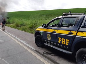 PRF encontra pilha de pneus queimados em trecho da BR-104, em Messias