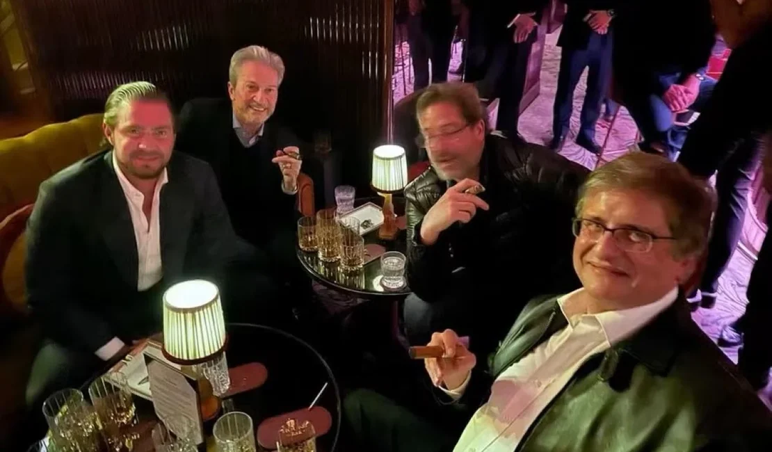 Foto tirada em Londres mostra Paulo Gonet com Vorcaro fumando charuto