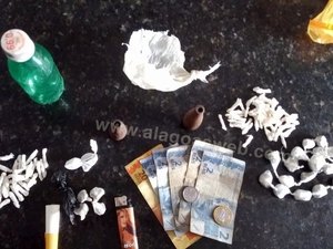 Bando é detido com drogas em plena luz do dia em São Miguel dos Campos