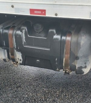 [Vídeo] Tanque de combustível de caminhão rompe ao passar em linha férrea