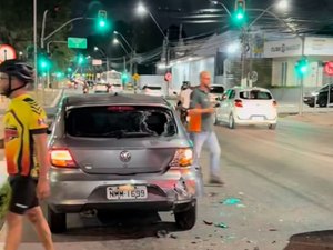Motociclista colide contra traseira de carro e fica gravemente ferido na Av. Fernades Lima