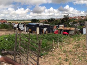 Moradores denunciam mau cheiro de fezes e urina em acampamento no município de  Arapiraca 