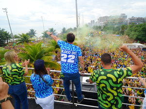 Flávio Bolsonaro agradece apoio durante a campanha e convoca todos pra votação nas urnas