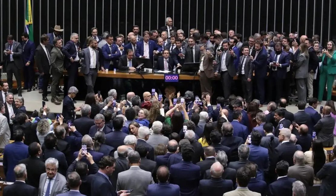 Como foram as mais de 30 horas de obstrução da direita no Congresso