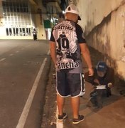 Mancha Negra: Torcida organizada do ASA distribui marmitas e roupas para moradores de rua em Arapiraca