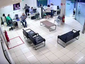 Vídeo: câmeras de segurança flagram homem furtando celular na Unimed