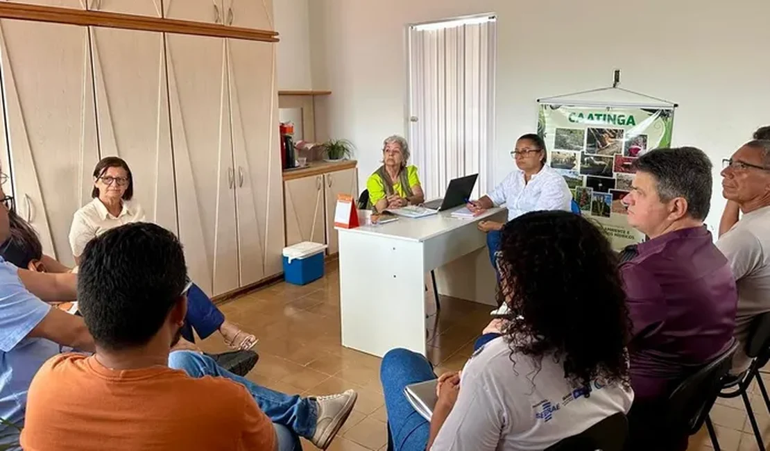 Marcela Barros entrega cestas básicas para alunos da EJA em Novo Lino