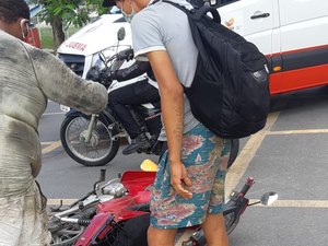 Motoqueiro morre em acidente em frente à Ufal