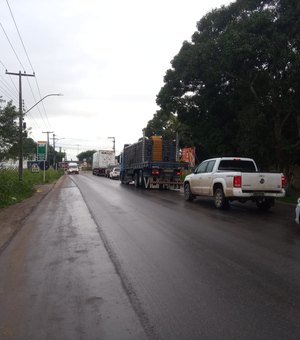 [Vídeo] Trânsito fica parado na AL-110 em Taquarana devido retirada de caminhão que tombou na quarta