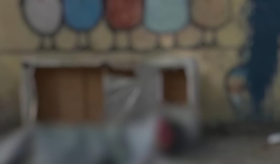 Com sinais de violência, mulher é encontra morta enrolada em lona na calçada de escola