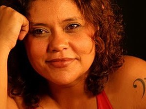 'Cantar é minha arte e não vou parar por medo', afirma Elaine Kundera