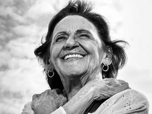 Laura Cardoso diz que gosta mais de ser chamada de inteligente que de bonita