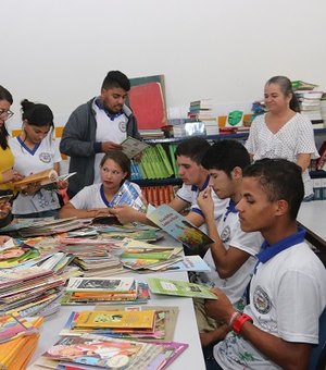 Universitários arapiraquenses abraçam campanha e doam mais de 300 obras para escolas 