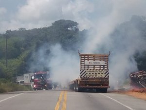 Motorista ferido em colisão de carretas permanece internado no HGE