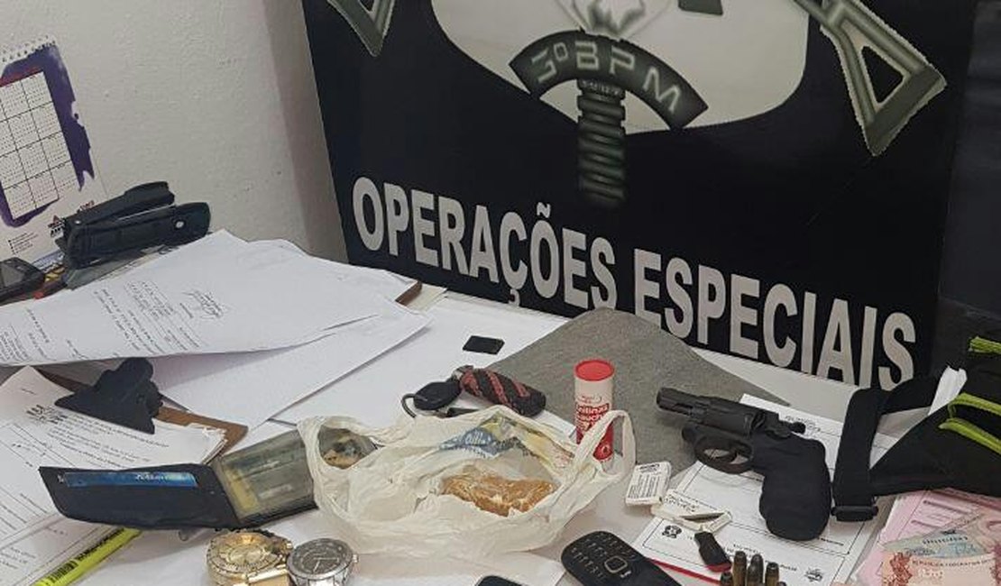 À procura de foragido, policiais prendem criminosos com arma e drogas 