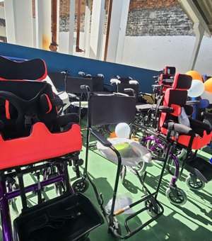 Saúde de Maceió entrega cadeiras de rodas a usuários do Pam Salgadinho