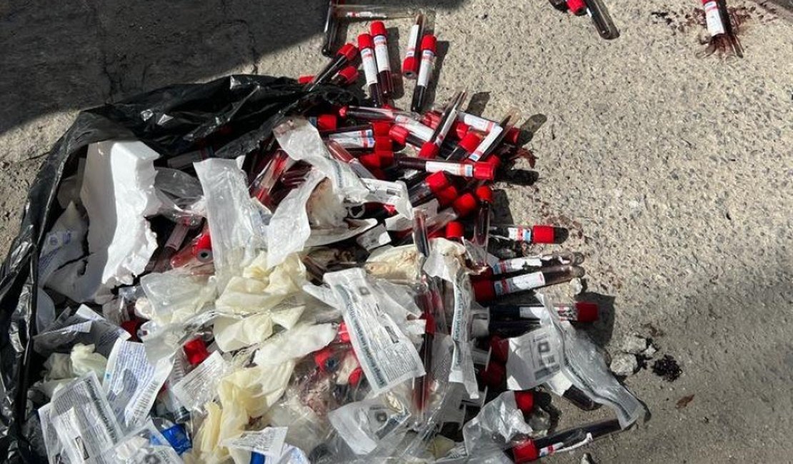 Lixo de laboratório é jogado em via pública e população aciona a Vigilância Sanitária