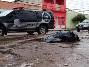 Homem é assassinado em praça no bairro Jardim Esperança, em Arapiraca