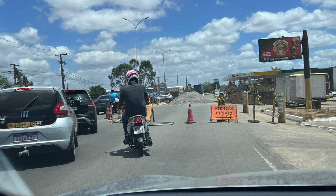 Vazamento em tubulação abre cratera e danifica trecho da Avenida José Alexandre, em Arapiraca