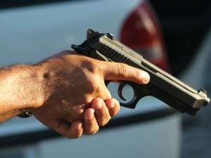 Polícia prende homem com revólver e seis munições na capital