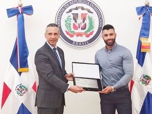 Gusttavo Lima recebe homenagem da embaixada dominicana