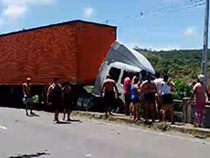 Carretas colidem na AL-101 Sul e deixam trânsito lento no local