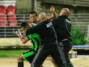 Zé Carlos será julgado na sexta-feira e pode pegar até 18 jogos de suspensão
