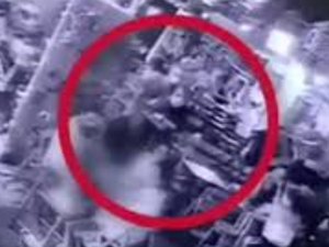 [Vídeo] Homens são flagrados furtando bolsa em um parque de food trucks na Jatiúca