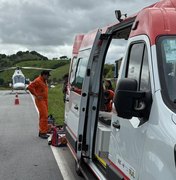 Duas pessoas ficam feridas após capotamento na BR-101 em Joaquim Gomes