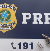 PRF encontra revólver e munições em porta malas de carro e prende condutor por porte ilegal