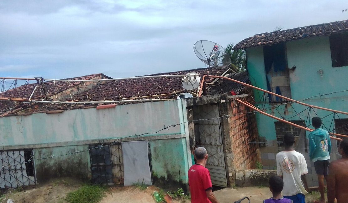 Torre de 15 metros cai e danifica telhado de casas em Rio Largo