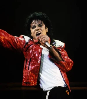 Michael Jackson teria molestado menino na casa de Elton John