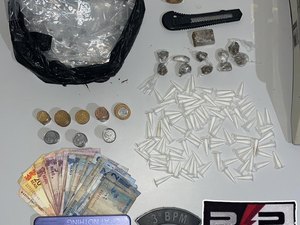 Dupla é presa após polícia encontrar maconha escondida sob tijolos em Arapiraca
