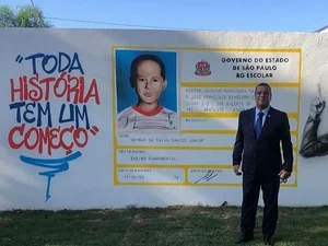 Neymar recebe homenagem em muro da escola onde estudou