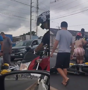 [Vídeo] Motociclista embriagado colide contra viatura policial na Avenida Menino Marcelo