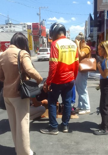 Colisão entre carro e motocicleta deixa mulher ferida no Centro de Arapiraca
