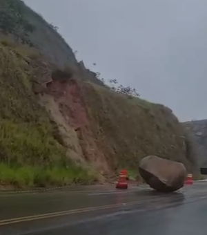 Deslizamento de pedra compromete trecho da BR-416 entre Colônia Leopoldina e Ibateguara