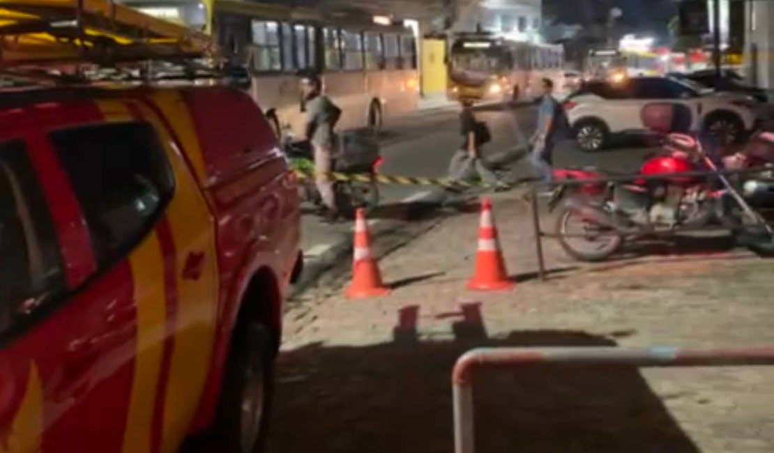 Colisão entre carros deixa uma pessoa morta e outra ferida na Serraria, em Maceió