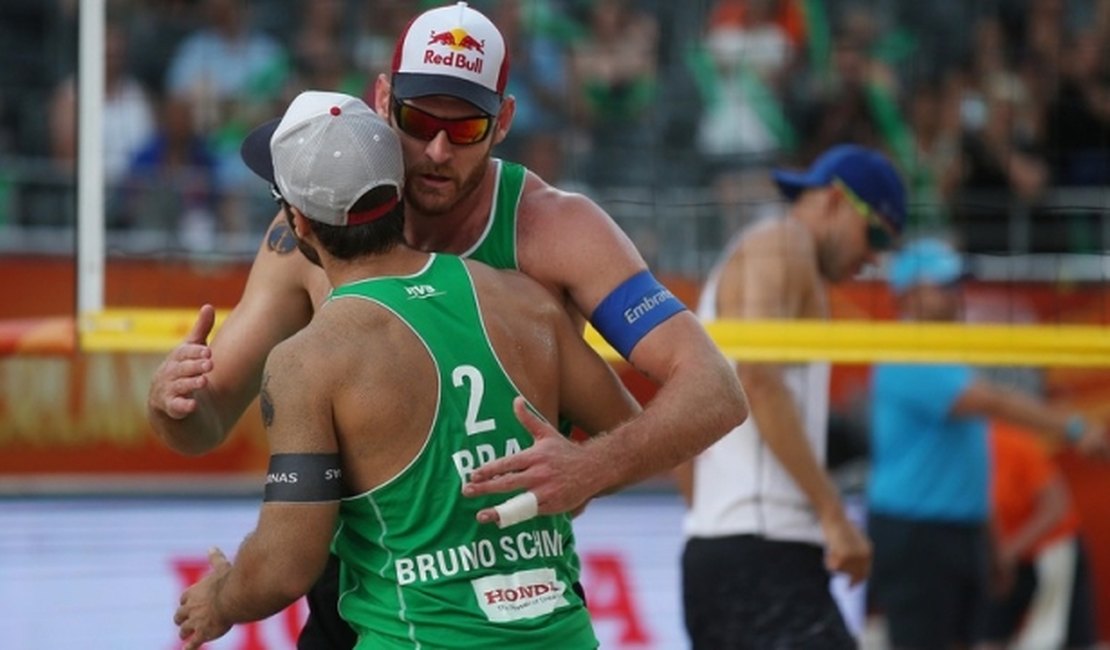 Alison e Bruno vencem  e Brasil está nas quartas no vôlei de praia