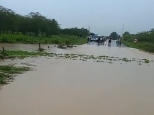 [Vídeo] Barragem rompe e correnteza invade BR-316 em Cacimbinhas, Sertão de Alagoas