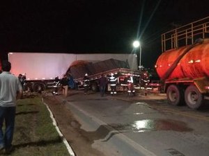 Colisão entre carreta e caminhão deixa duas vítimas fatais na BR-101, em São Miguel dos Campos