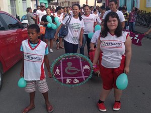 Pacientes especiais desfilam por ruas de Porto Calvo