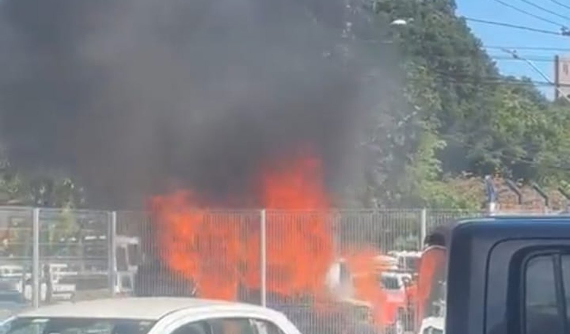 Bombeiros são acionados para incêndio de veículo na Av. Fernandes Lima