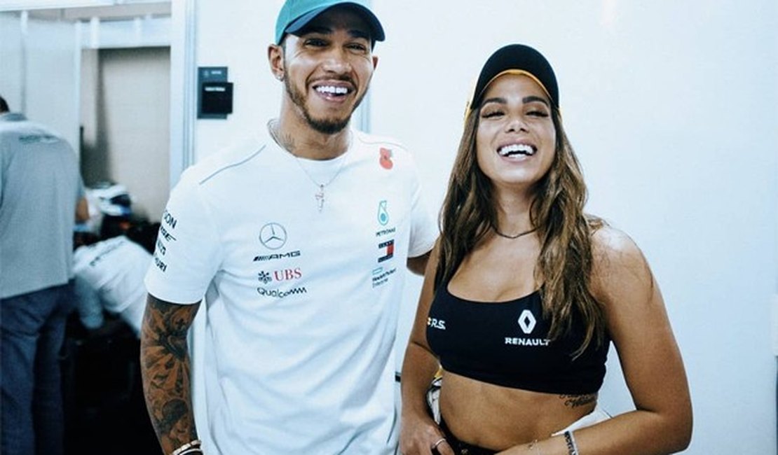 Anitta apresenta o pai a Lewis Hamilton: 'Não tinha mais desculpas'